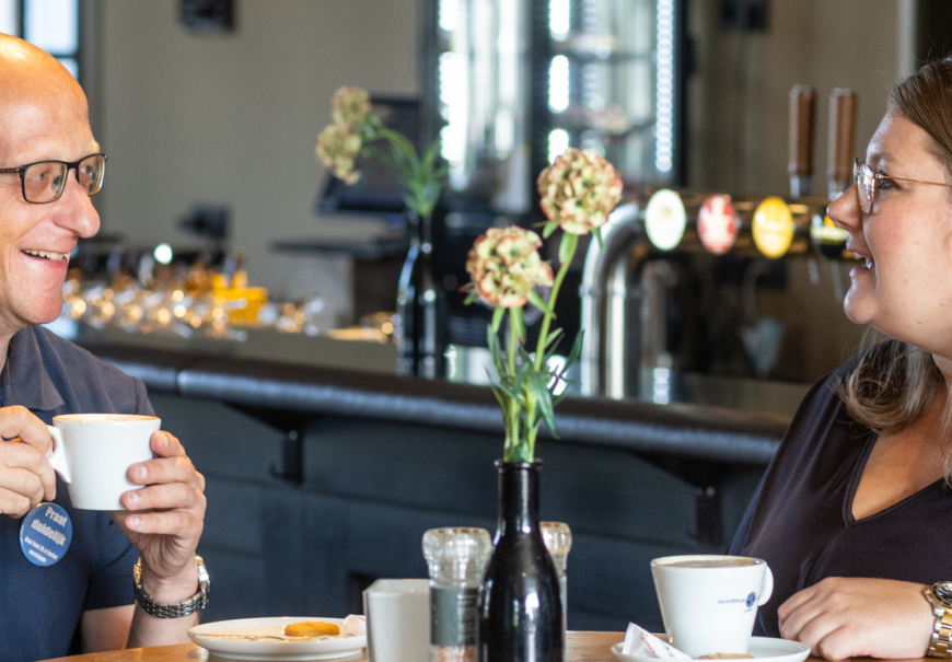 Jobcoach Chantal houdt Benno scherp